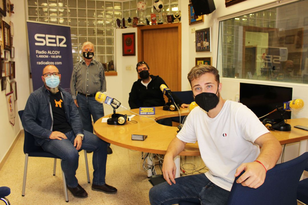 Javier Lerma, Víctor Hugo Ribes y Juanlu Guitart junto a Paco Aznar en el estudio central de Radio Alcoy Javier Lerma, Víctor Hugo Ribes y Juanlu Guitart junto a Paco Aznar en el estudio central de Radio Alcoy