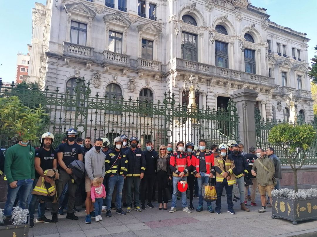 Miembros de los distintos cuerpos de bomberos concentrados frente a la Junta General Miembros de los distintos cuerpos de bomberos concentrados frente a la Junta General