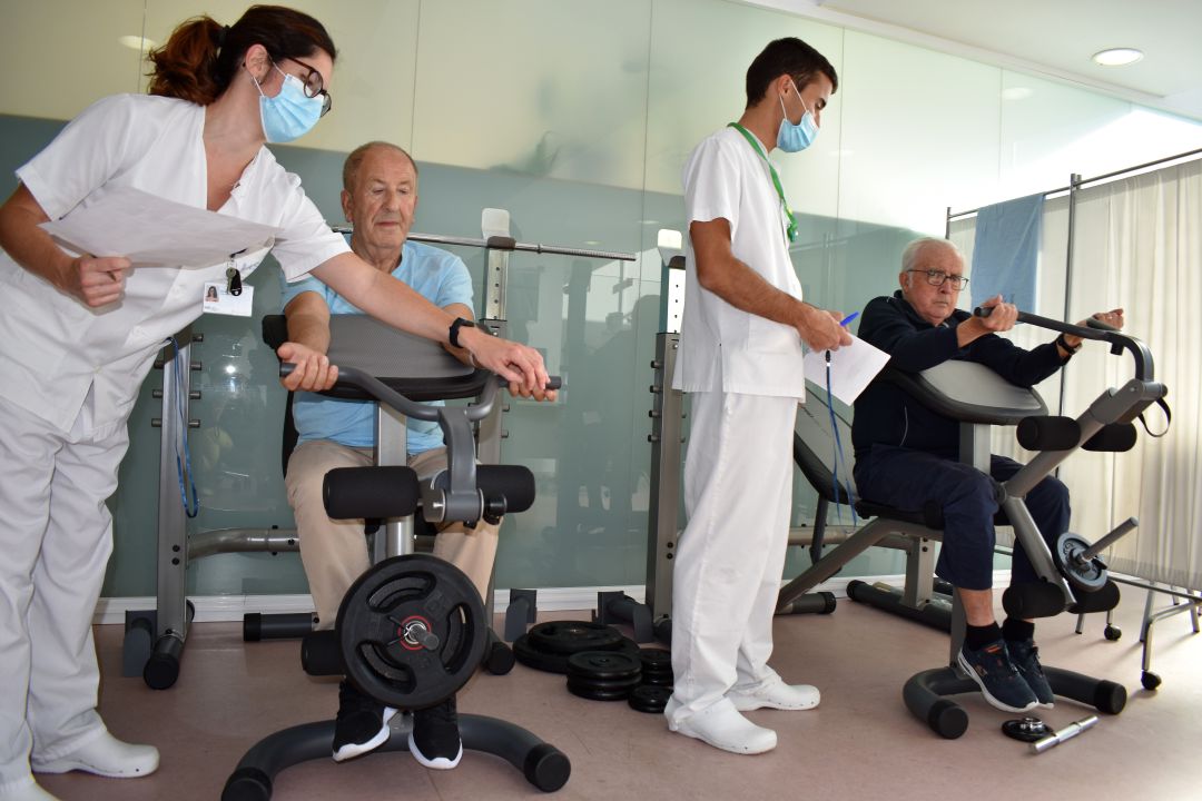 Pacients fent rehabilitació. Pacients fent rehabilitació.