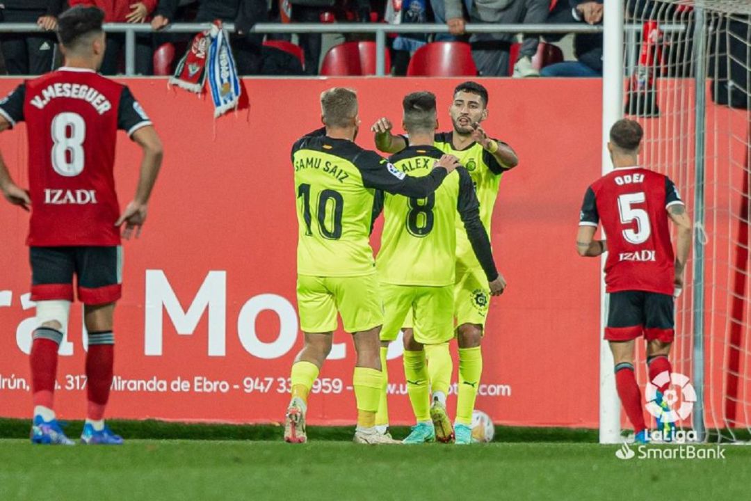 Samu Saiz, Baena i Bustos celebren el primer gol. Samu Saiz, Baena i Bustos celebren el primer gol.