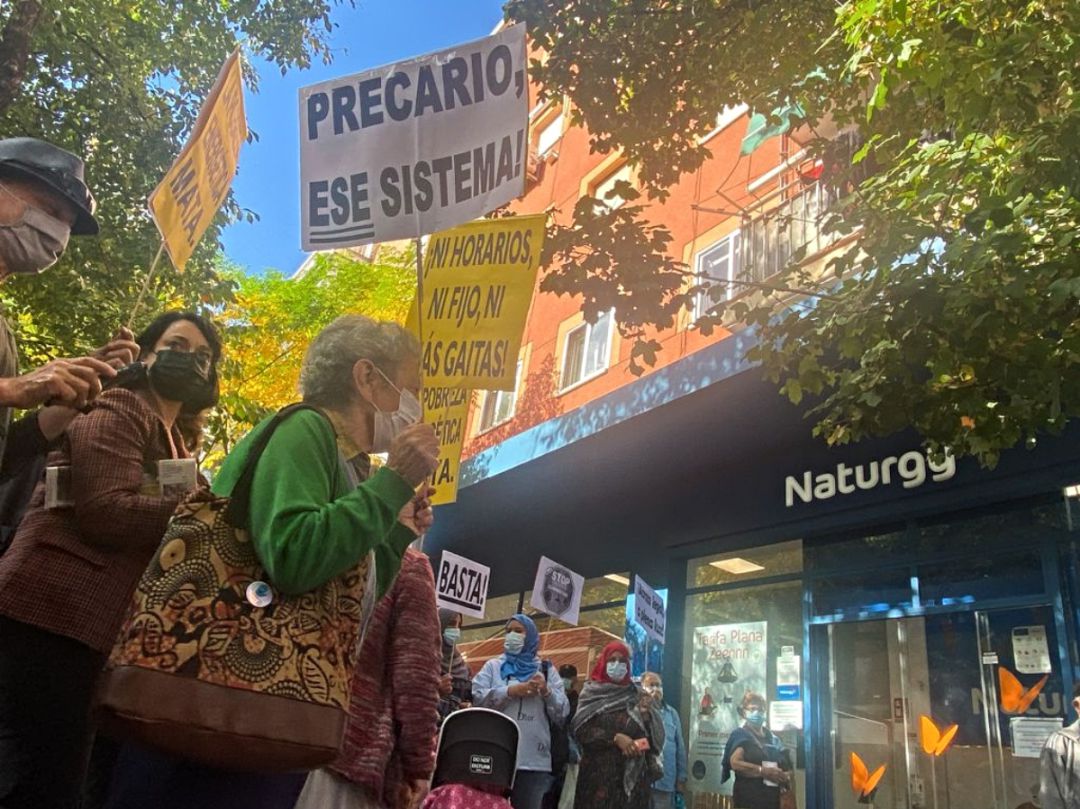 Un grupo de vecinos de la Cañada Real se manifiestan este jueves ante una oficina de Naturgy. Un grupo de vecinos de la Cañada Real se manifiestan este jueves ante una oficina de Naturgy.