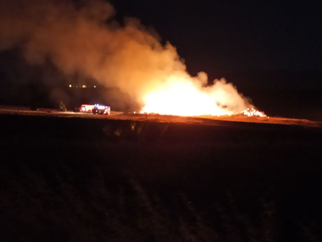 Arde un montón de pacas de paja en Zamarramala Arde un montón de pacas de paja en Zamarramala