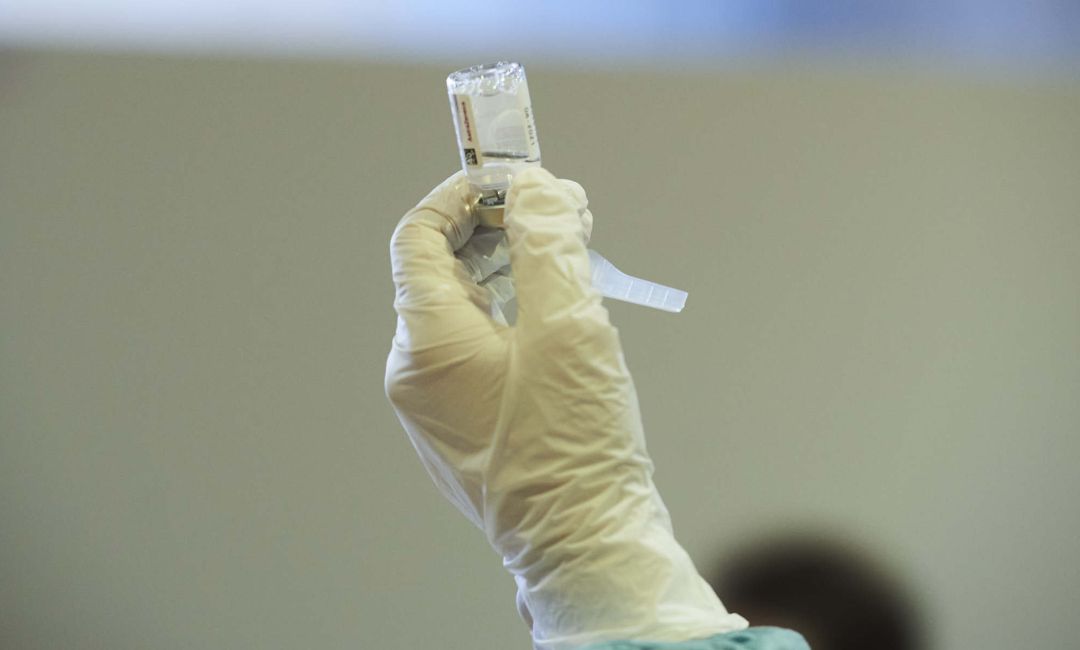 Archivo - Una profesional sanitaria sostiene un vial con la vacuna contra el Covid-19 Archivo - Una profesional sanitaria sostiene un vial con la vacuna contra el Covid-19