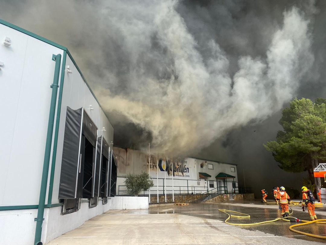 Imágenes del incendio en granja avícola en Sinarcas Imágenes del incendio en granja avícola en Sinarcas