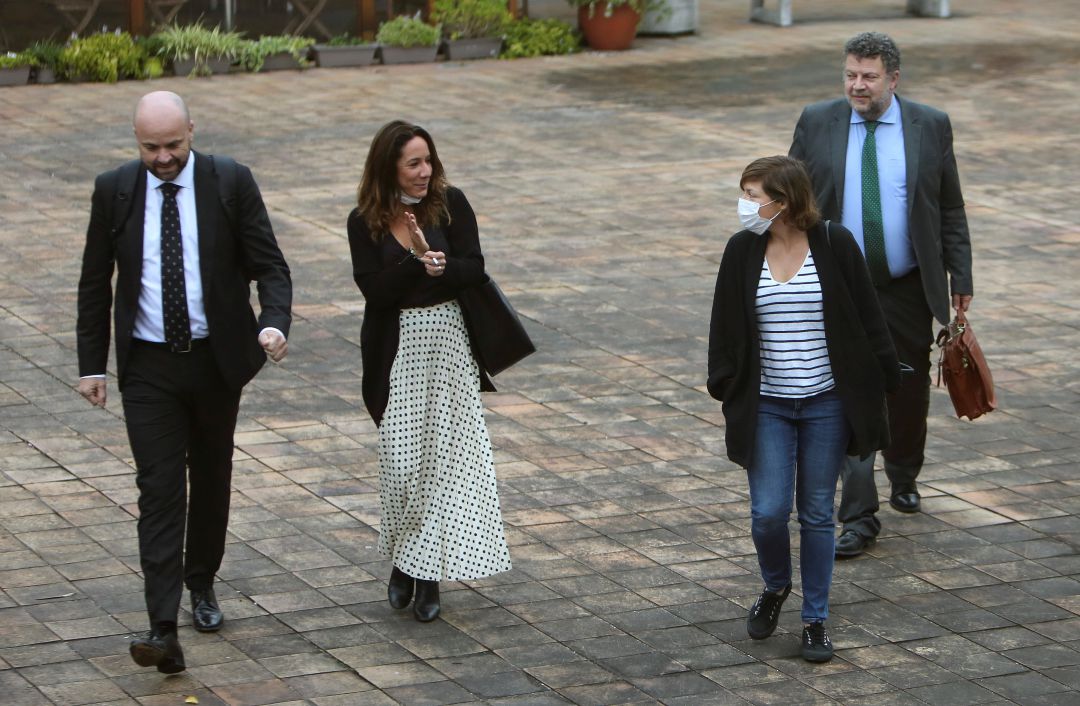 Familia Déborah y abogados en los juzgados de Tui Familia Déborah y abogados en los juzgados de Tui