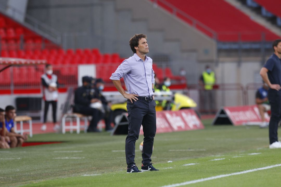 Rubi atento al partido durante la primera mitad. Rubi atento al partido durante la primera mitad.
