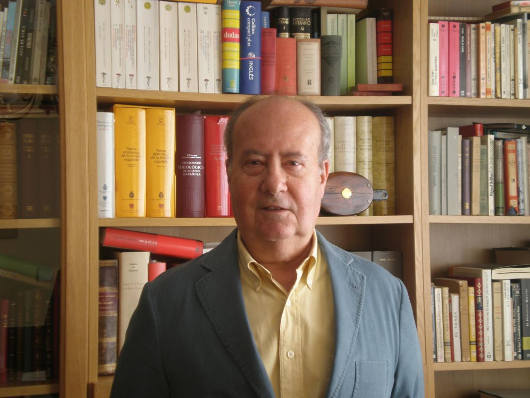 Jesús Arribas posa junto a sus queridos libros Jesús Arribas posa junto a sus queridos libros