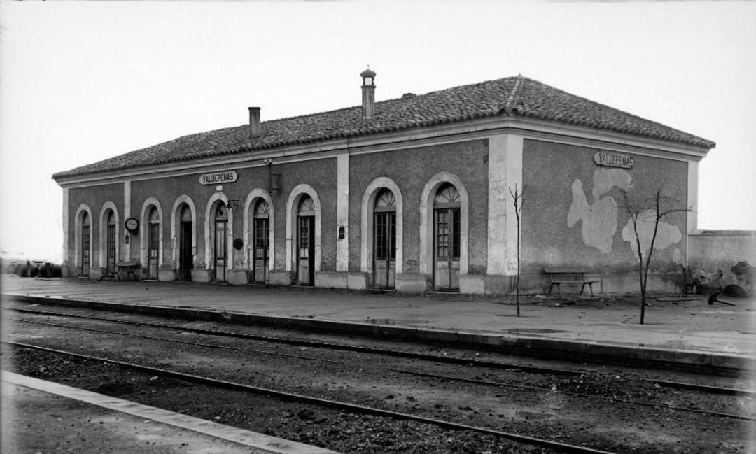 Edificio original de la estación de tren de Valdepeñas (Ciudad Real), justo antes de la ampliación (1918) Edificio original de la estación de tren de Valdepeñas (Ciudad Real), justo antes de la ampliación (1918)