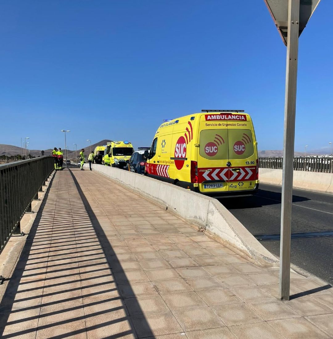 Ambulancias del SUC y de EMERLAN en el puente donde se produjeron los hechos. Ambulancias del SUC y de EMERLAN en el puente donde se produjeron los hechos.
