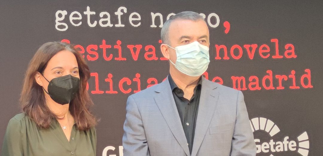 Lorenzo Silva, comisario de 'Getafe Negro', junto con la alcaldesa getafense, Sara Hernández, en la presentación del festival. Lorenzo Silva, comisario de 'Getafe Negro', junto con la alcaldesa getafense, Sara Hernández, en la presentación del festival.