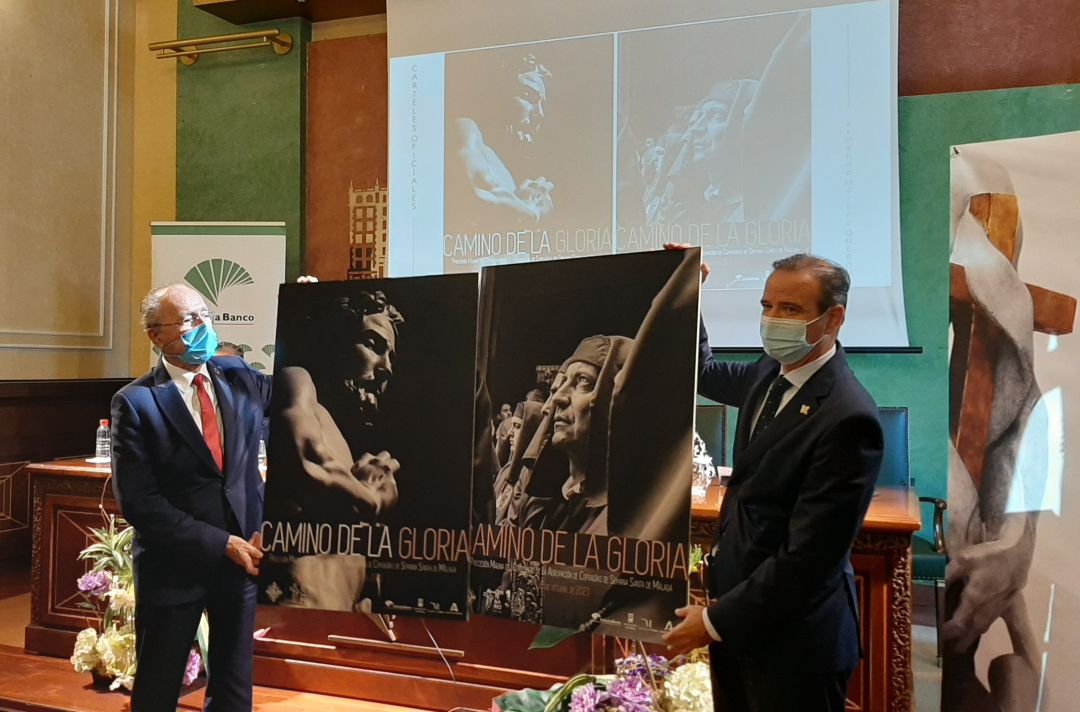 Francisco de la Torre (alcalde de Málaga) y Pablo Atencia (presidente de la Agrupación de Cofradías de Málaga) muestran los carteles de la procesión magna. Francisco de la Torre (alcalde de Málaga) y Pablo Atencia (presidente de la Agrupación de Cofradías de Málaga) muestran los carteles de la procesión magna.
