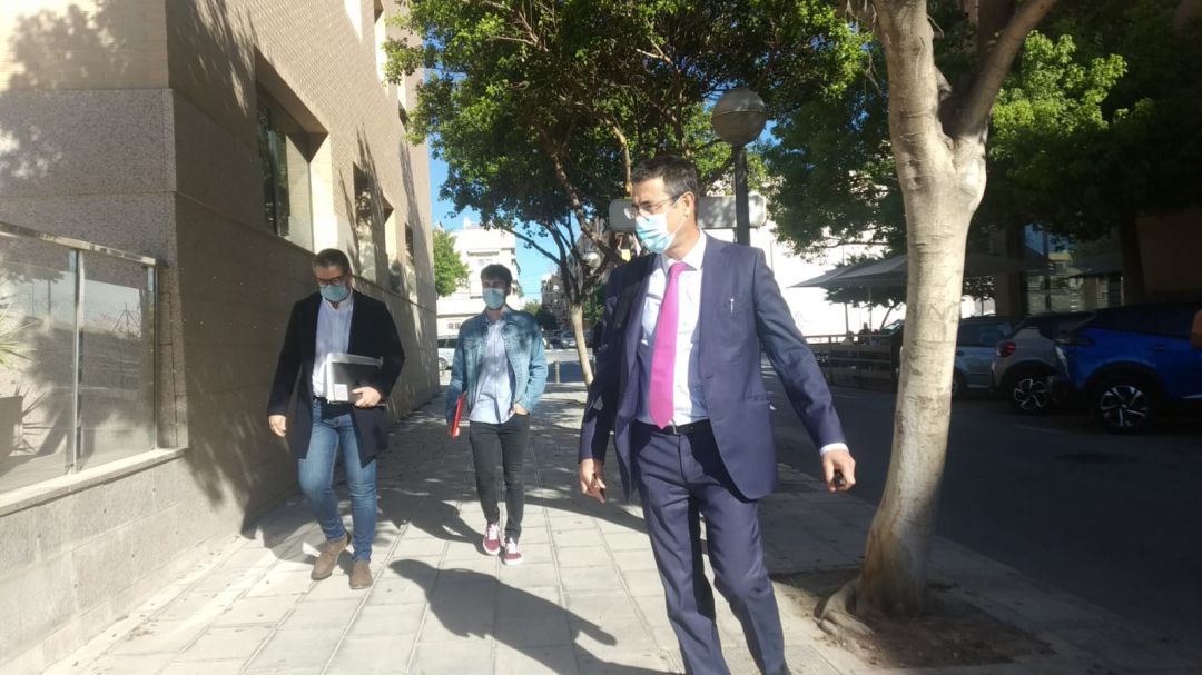 El exconcejal, José Luis Lorenzo (izquierda), y el actual edil de Contratación, Guillermo García (centro), entrando este lunes a los juzgados junto con un letrado El exconcejal, José Luis Lorenzo (izquierda), y el actual edil de Contratación, Guillermo García (centro), entrando este lunes a los juzgados junto con un letrado