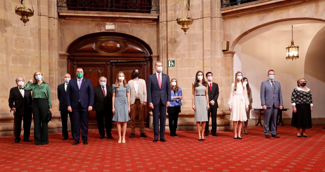 Foto de familia de la familia real con las Medallas de Asturias, con quienes han mantenido la primera de las audiencias en el Hotel de La Reconquista de Oviedo Foto de familia de la familia real con las Medallas de Asturias, con quienes han mantenido la primera de las audiencias en el Hotel de La Reconquista de Oviedo