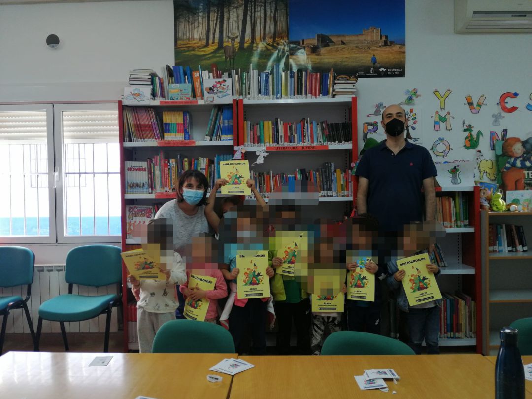 El bibliotecario, Francisco Alberca, junto a la concejala de Cultura, Inmaculada Vela, y un grupo de niños con sus 'Bibliocromos' El bibliotecario, Francisco Alberca, junto a la concejala de Cultura, Inmaculada Vela, y un grupo de niños con sus 'Bibliocromos'