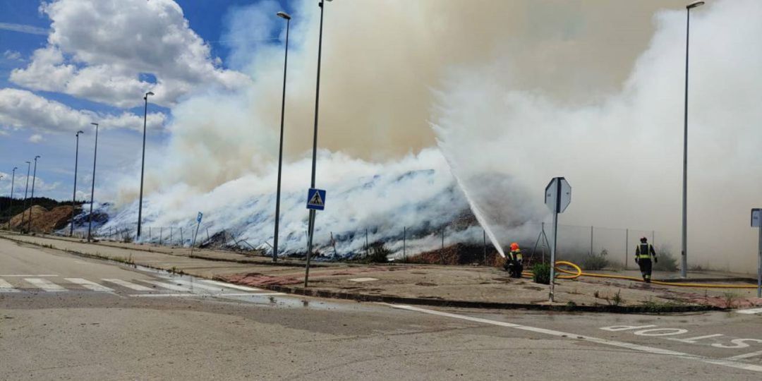 Los bomberos de Ponferrada consiguieron salvar el 80% de la biomasa almacenada Los bomberos de Ponferrada consiguieron salvar el 80% de la biomasa almacenada