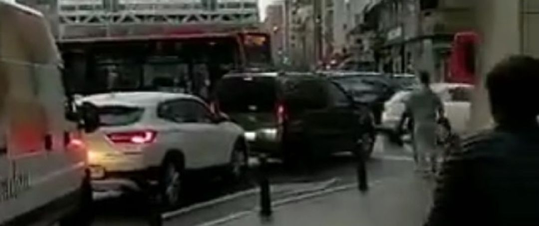 El atasco en el cruce con la plaza de Pontevedra El atasco en el cruce con la plaza de Pontevedra