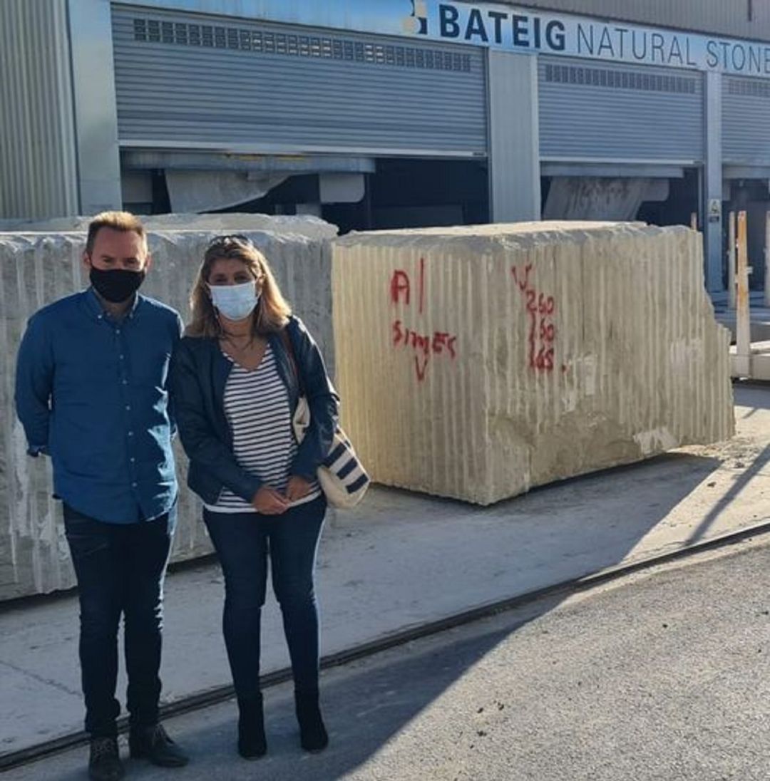 La Pdta. del C. B. Elda con el gerente de Bateig Piedra Natural La Pdta. del C. B. Elda con el gerente de Bateig Piedra Natural