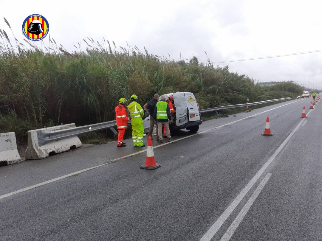 Furgoneta con material radioactivo accidentada en Oliva Furgoneta con material radioactivo accidentada en Oliva