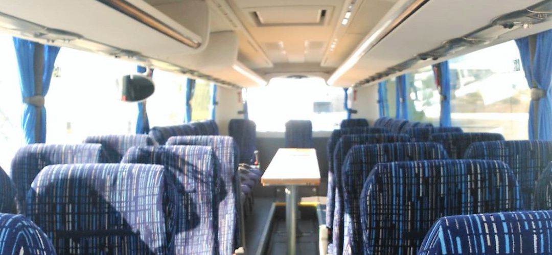 La Guardia Civil investiga a un hombre que conducía un autobús sin carné y colgó las imágenes en redes. La Guardia Civil investiga a un hombre que conducía un autobús sin carné y colgó las imágenes en redes.