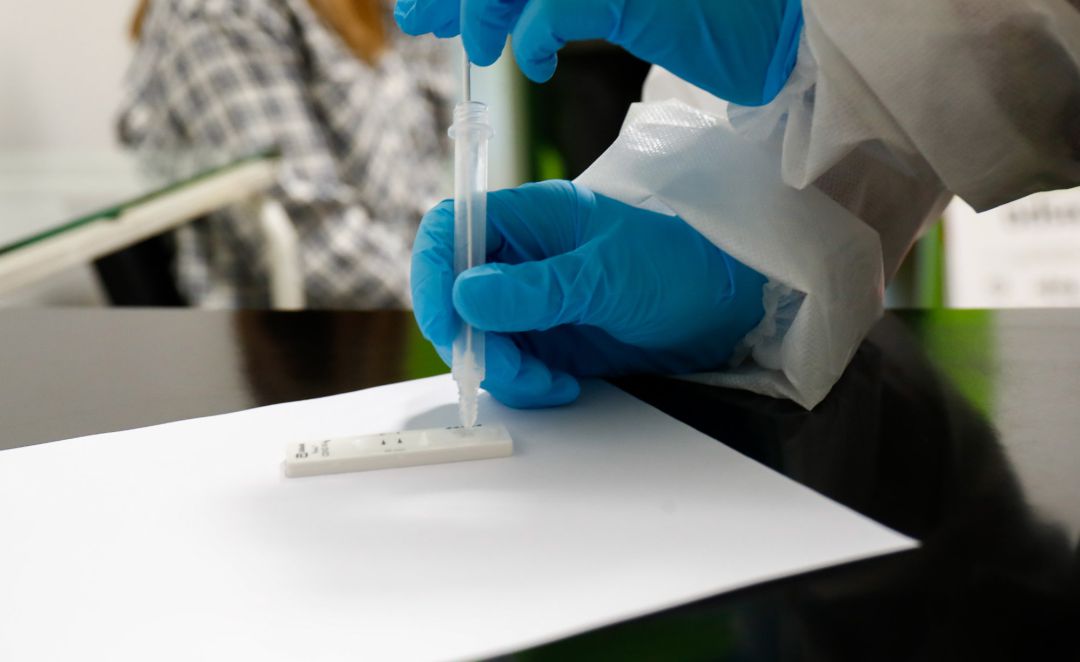 Una sanitaria sostiene un test de antígenos (archivo). Una sanitaria sostiene un test de antígenos (archivo).