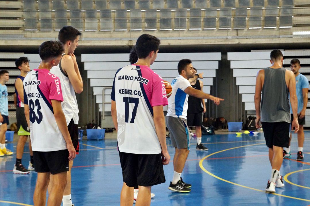 Gabo Loaiza dirigiendo un entrenamiento Gabo Loaiza dirigiendo un entrenamiento