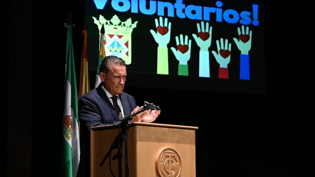 Raúl Caro, alcalde de Linares, durante la gala de agradecimiento a voluntarios de la pandemia. Raúl Caro, alcalde de Linares, durante la gala de agradecimiento a voluntarios de la pandemia.