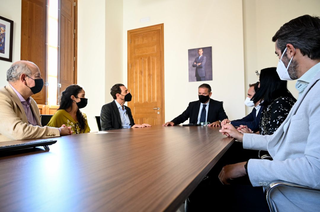 Reunión de representantes de Baufest y el alcalde de Linares. Reunión de representantes de Baufest y el alcalde de Linares.