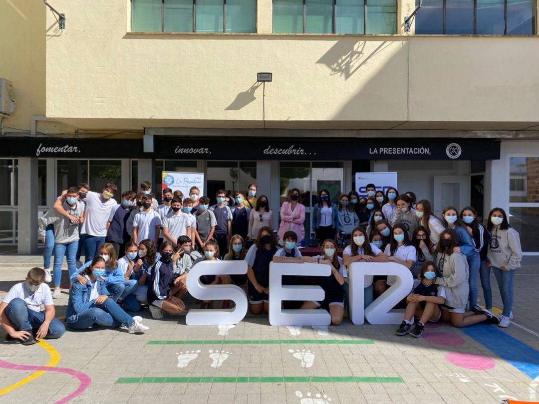 Alumnado y profesorado del Colegio La Presentación en el especial Hoy por Hoy que ha servido como antesala a las Jornadas de Educación Horizonte. Alumnado y profesorado del Colegio La Presentación en el especial Hoy por Hoy que ha servido como antesala a las Jornadas de Educación Horizonte.