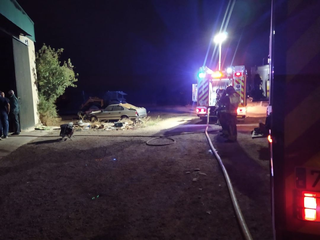 Extinguen un incendio en una nave de aperos en Purias (Lorca) Extinguen un incendio en una nave de aperos en Purias (Lorca)