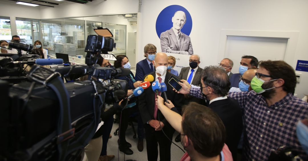 Juan Carlos Izpisúa atiende a los medios de comunicación en el laboratorio que lleva su nombre en UCAM Hi Tech Juan Carlos Izpisúa atiende a los medios de comunicación en el laboratorio que lleva su nombre en UCAM Hi Tech