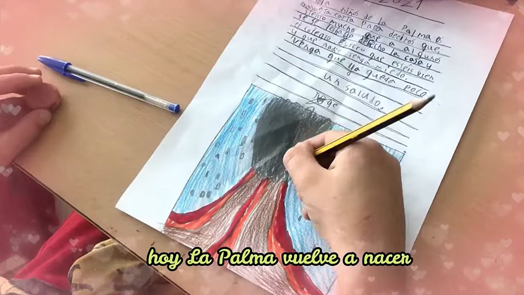 Fotograma del videoclip de la canción "Una carta, una sonrisa" Fotograma del videoclip de la canción "Una carta, una sonrisa"