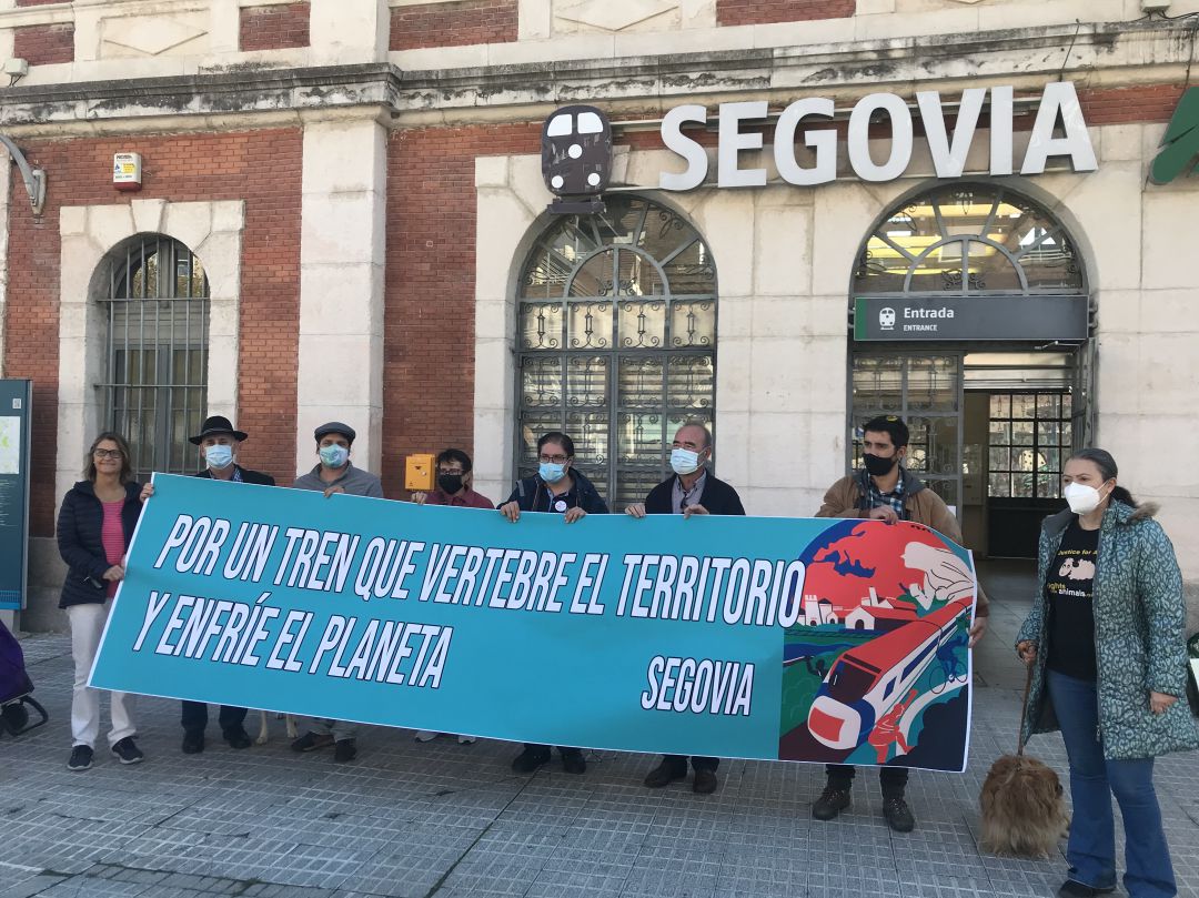 Representantes de la Asamblea Por un Tren que Vertebre el Territorio frente a la estación de tren regional de Segovia Representantes de la Asamblea Por un Tren que Vertebre el Territorio frente a la estación de tren regional de Segovia