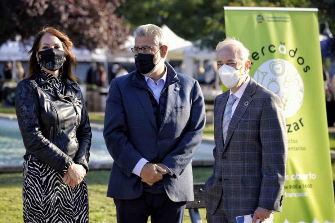 La consejera de Economía en el Ayuntamiento de Zaragoza, Carmen Herrarte, junto al rector de la Universidad de Zaragoza, José Antonio Mayoral, y al vicerrector de Planificación, Ángel Pueyo, durante la inauguración del Mercado Agroalimentario del Campus San Francisco. La consejera de Economía en el Ayuntamiento de Zaragoza, Carmen Herrarte, junto al rector de la Universidad de Zaragoza, José Antonio Mayoral, y al vicerrector de Planificación, Ángel Pueyo, durante la inauguración del Mercado Agroalimentario del Campus San Francisco.