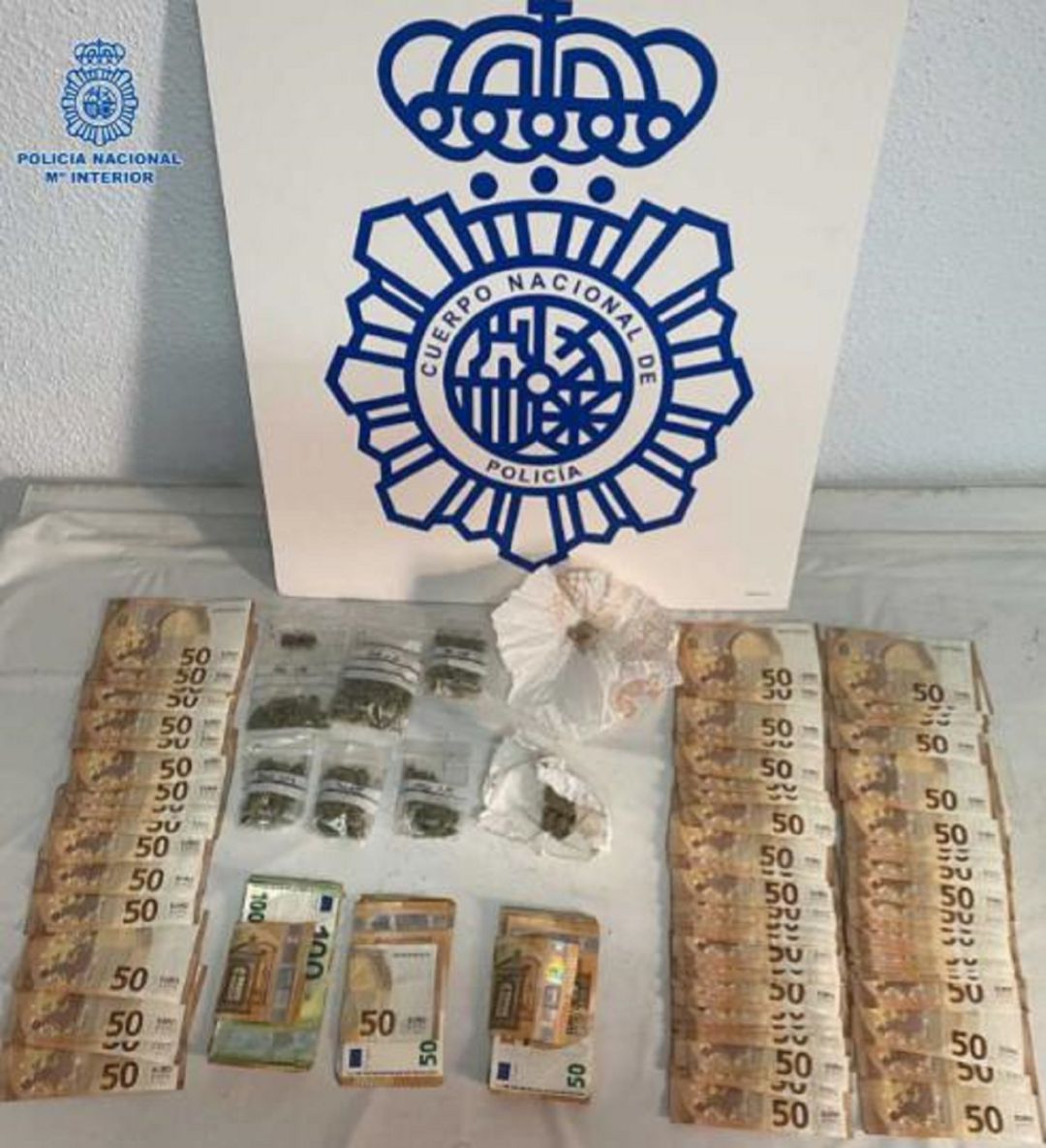 Las sustancias estupefacientes y el dinero sustraído al detenido Las sustancias estupefacientes y el dinero sustraído al detenido