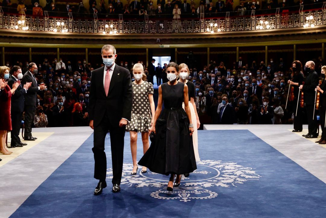 El rey junto a la reina y sus hijas en la llegada al escenario del Teatro Campoamor. El rey junto a la reina y sus hijas en la llegada al escenario del Teatro Campoamor.
