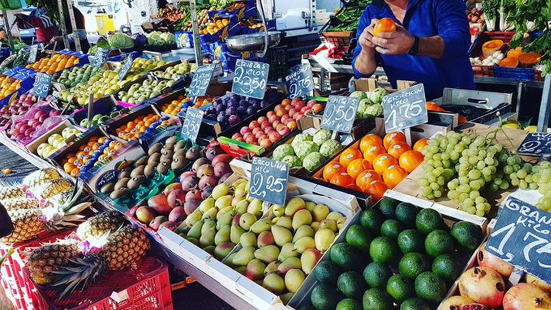 Puesto del mercadillo de Móstoles Puesto del mercadillo de Móstoles