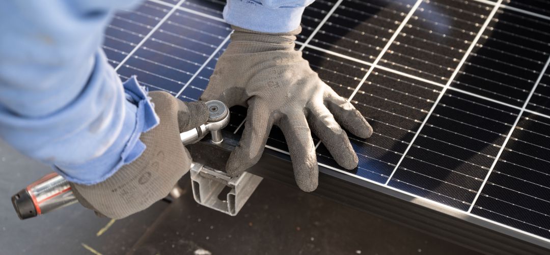 Un técnico montando una placa solar Un técnico montando una placa solar