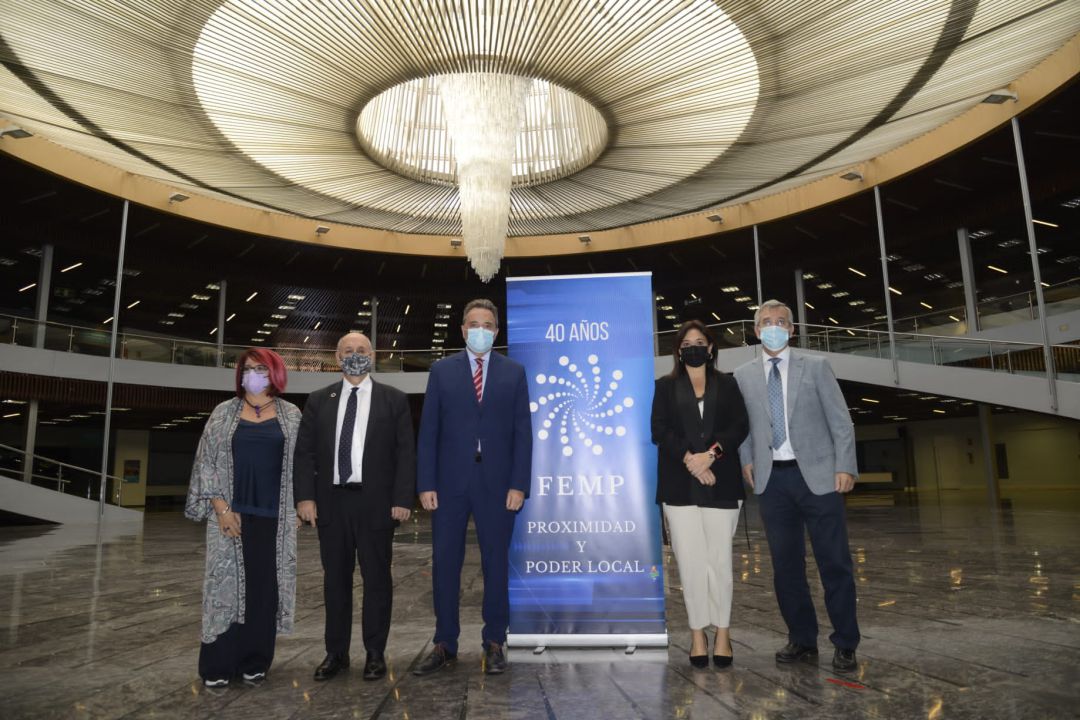 En la foto de izquierda a derecha: Teresa Muela, Carlos Daniel Casares, José Ortiz, Margarita del Cid y José María García Urbano En la foto de izquierda a derecha: Teresa Muela, Carlos Daniel Casares, José Ortiz, Margarita del Cid y José María García Urbano
