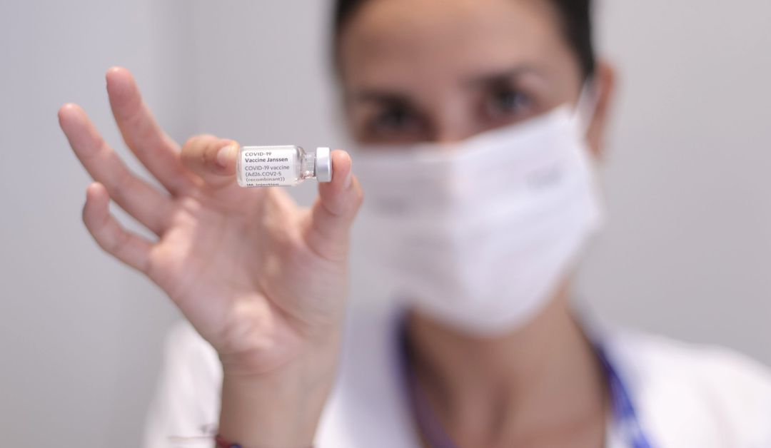 Una sanitaria sujeta una dosis de Janssen contra el Covid-19 Una sanitaria sujeta una dosis de Janssen contra el Covid-19