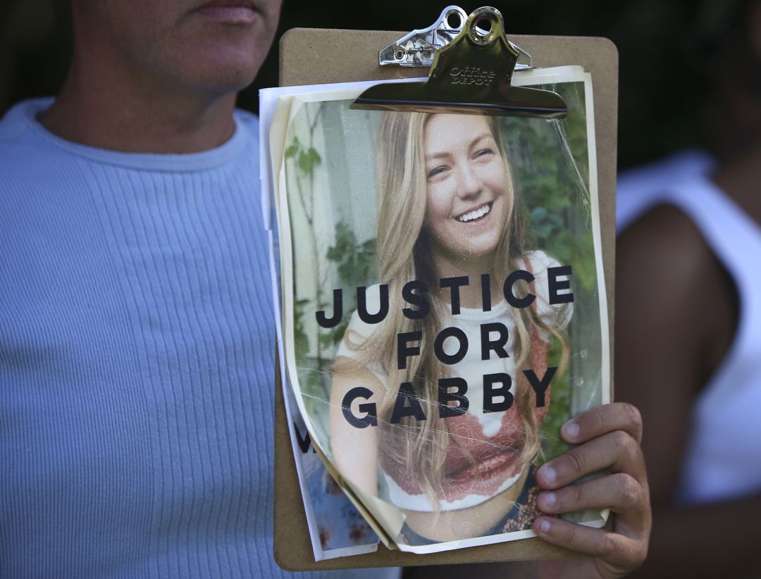 Piden justicia para la joven Gabby Petito, hallada muerta antes de que se haya encontrado también el cadáver de su novio. Piden justicia para la joven Gabby Petito, hallada muerta antes de que se haya encontrado también el cadáver de su novio.