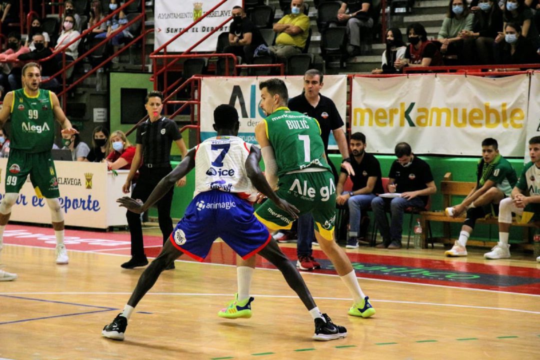 Un momento del partido. Un momento del partido.