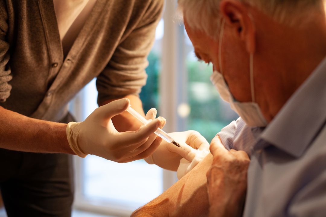 El próximo miércoles arrancará la vacunación simultánea de gripe y la tercera dosis de COVID-19 para los mayores de 70 años El próximo miércoles arrancará la vacunación simultánea de gripe y la tercera dosis de COVID-19 para los mayores de 70 años