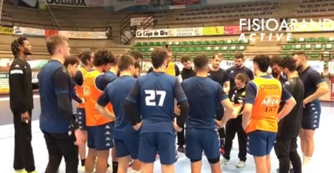 La plantilla de Tubos Aranda atiende a las indicaciones de Sara López durante un entrenamiento en el Príncipe de Asturias. La plantilla de Tubos Aranda atiende a las indicaciones de Sara López durante un entrenamiento en el Príncipe de Asturias.