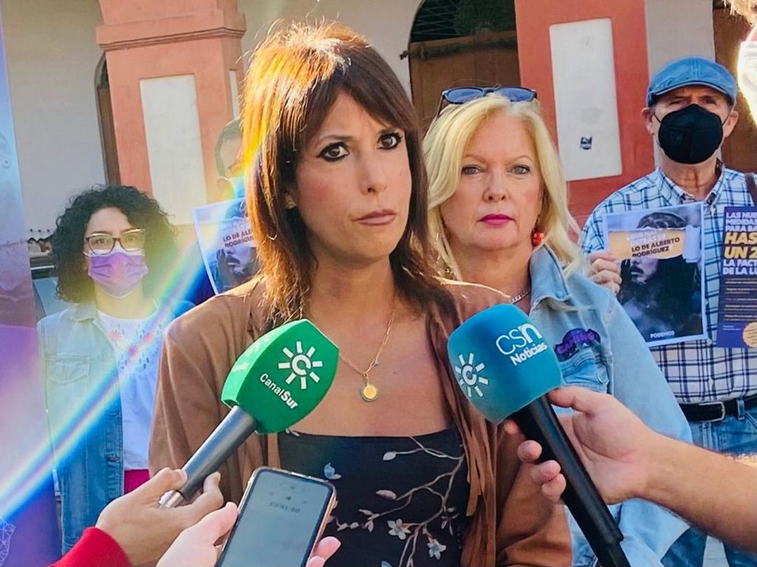 La coordinadora de Podemos Andalucía, Martina Velarde, durante una comparecencia de prensa en la Plaza de la Corredera de Córdoba La coordinadora de Podemos Andalucía, Martina Velarde, durante una comparecencia de prensa en la Plaza de la Corredera de Córdoba