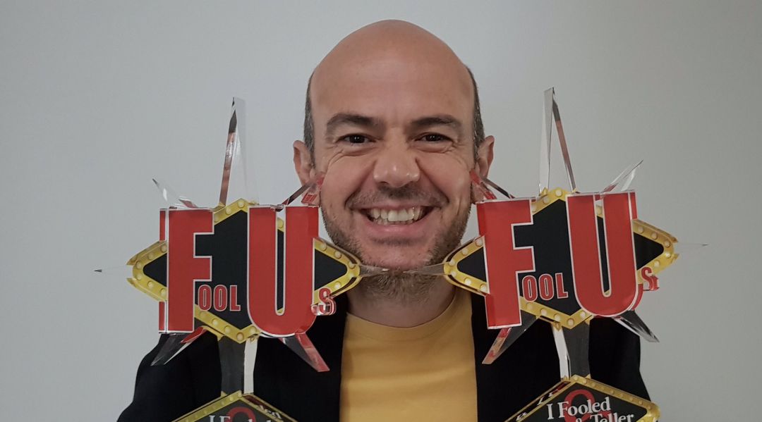 El mago Jandro con dos galardones 'Fool Us' en sus manos. El mago Jandro con dos galardones 'Fool Us' en sus manos.