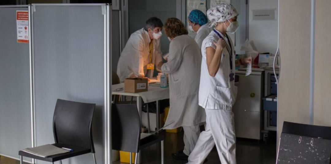 Enfermeras trabajando en un hospital. Enfermeras trabajando en un hospital.