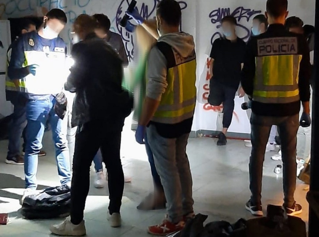 Los agentes identificaron a siete jóvenes, que fueron detenidos. Los agentes identificaron a siete jóvenes, que fueron detenidos.