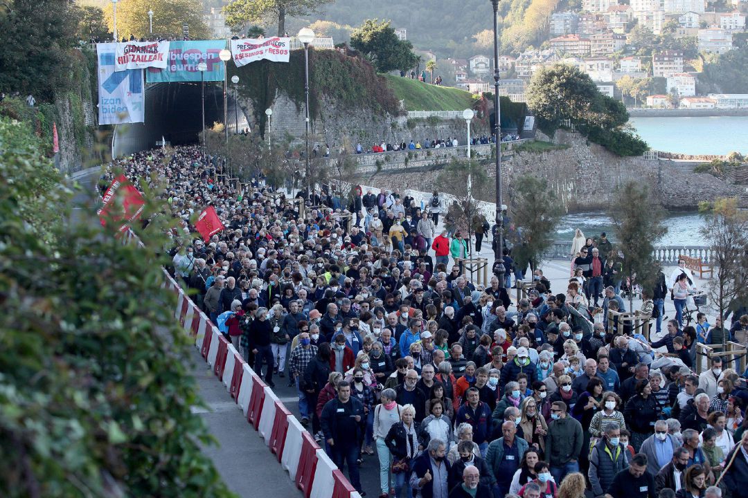 Asistentes a una manifestación a favor de los presos de ETA, en San Sebastián, Euskadi. Asistentes a una manifestación a favor de los presos de ETA, en San Sebastián, Euskadi.
