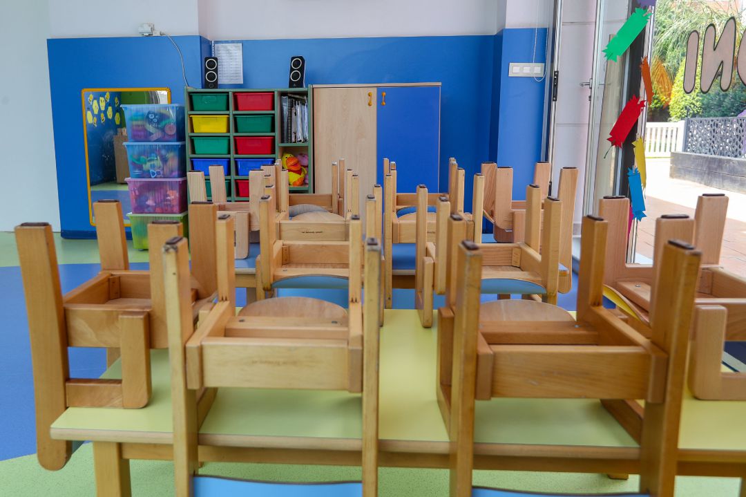 Archivo - Mesas y sillas recogidas en un aula de un centro de Infantili, foto de recurso Archivo - Mesas y sillas recogidas en un aula de un centro de Infantili, foto de recurso