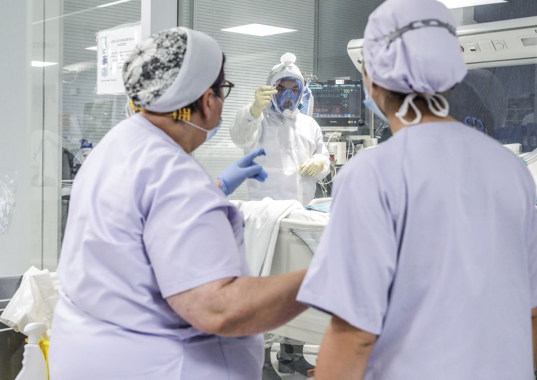 Profesionales de Enfermería en el hospital Arnau de Vilanova de València durante la pandemia de COVID-19. Profesionales de Enfermería en el hospital Arnau de Vilanova de València durante la pandemia de COVID-19.